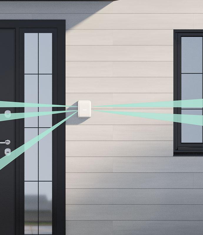 Detector de miscare de exterior instalat pentru a proteja usa si geamul pe unde se poate intra usor in casa