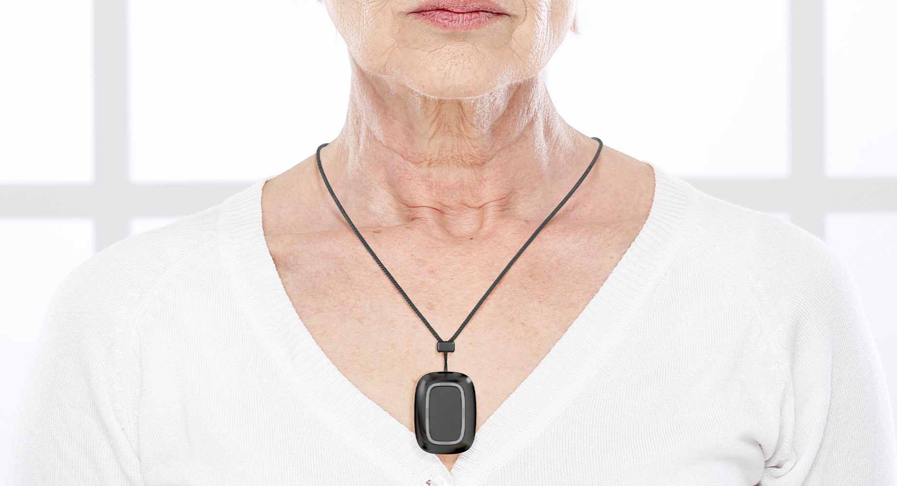 Butonul de panică la gâtul unei bătrâne, pentru a alerta rapid pe cei dragi atunci când se simte rău sau în pericol