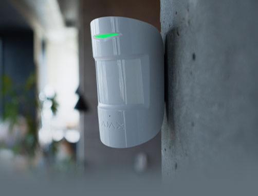 Sistem de alarma cu detector de miscare instalat pe perete