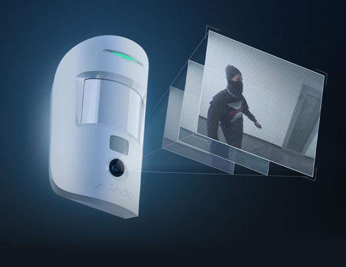 Sistem de alarma cu detector de mișcare cu cameră video incorporată care trimite rafale de imagini atunci când este activată alarma