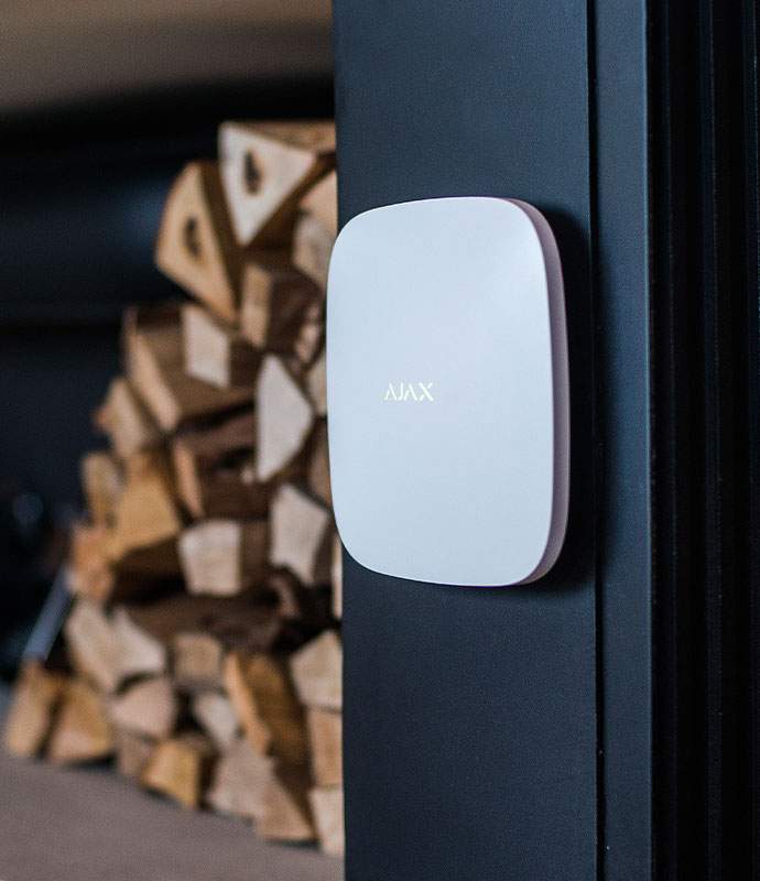 Ajax Hub, unitatea de control a sistemului de alarmă instalat pe perete acasă