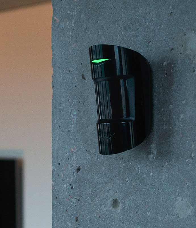 Ajax MotionProtect, detectorul de mișcare wireless a sistemului de alarmă, instalat pe perete, pentru a proteja încăperea