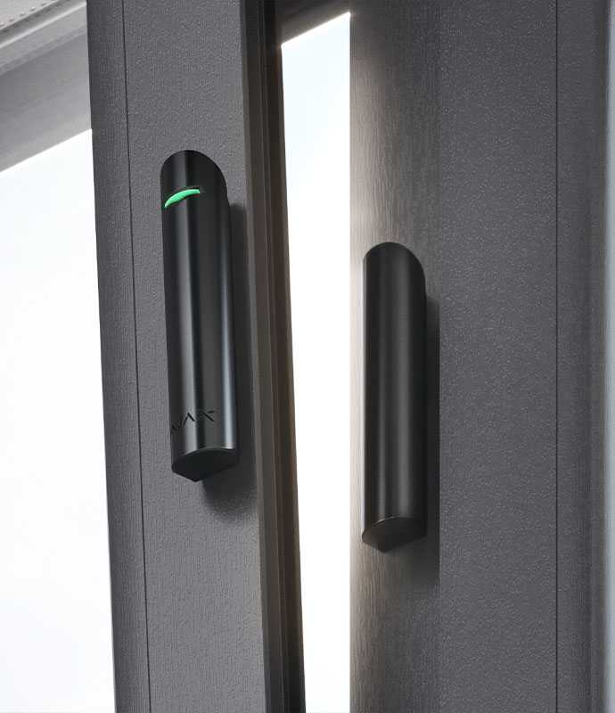 Detector de deschidere cu contact magnetic, instalat pe ușă pentru a proteja casa