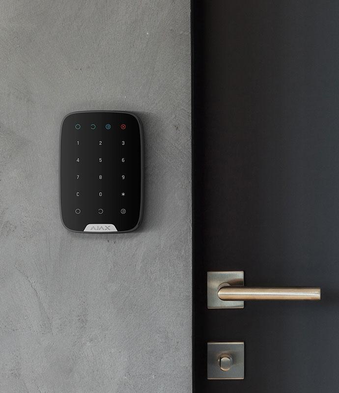Telecomandă wireless cu touch pentru controlul sistemului de alarmă, instalată pe perete
