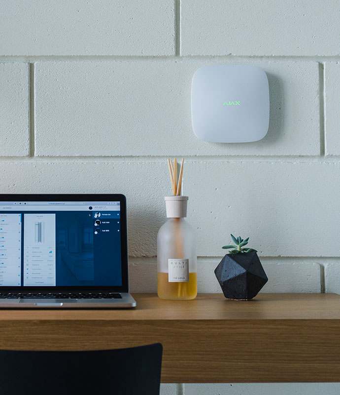 Ajax Hub Plus, unitatea de control a sistemului de alarmă instalat pe perete acasă